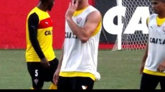 Imagem Proposta do Santos por Marinho inclui permanência de meia no Vitória