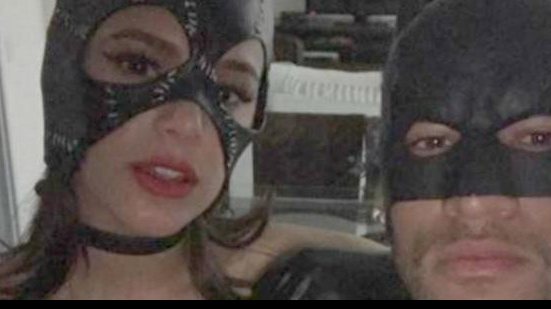 Imagem Fantasia: Neymar e Bruna Marquezine aparecem vestidos de Batman e Mulher-Gato
