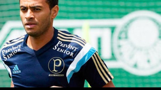 Imagem Com interesse de outros clubes, Vitória entra na briga por Cleiton Xavier