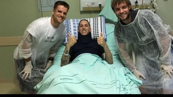 Imagem Jackson Follmann recebe visita de ex-companheiro Ramiro, do Grêmio