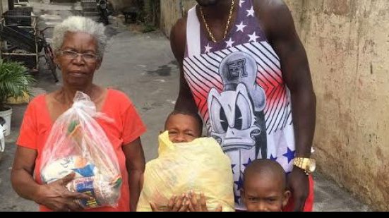 Imagem Kanu entrega alimentos para famílias de bairro carente em Salvador