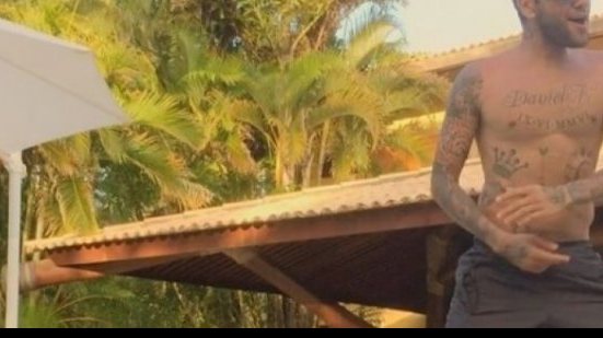 Imagem De férias na Bahia, Daniel Alves canta e rebola ao som de música do Psirico