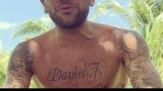 Imagem De férias na Bahia, Dani Alves canta sucesso &quot;Me Libera, Nega&quot;