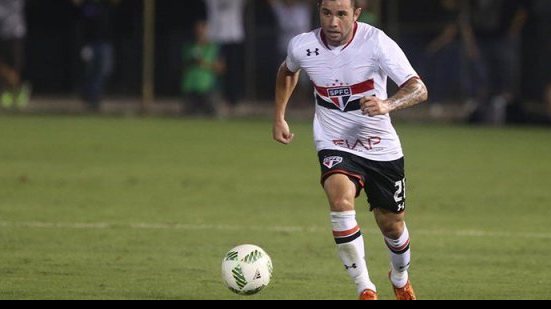 Imagem Inter faz contato com o Cruzeiro pelo lateral-esquerdo chileno Mena