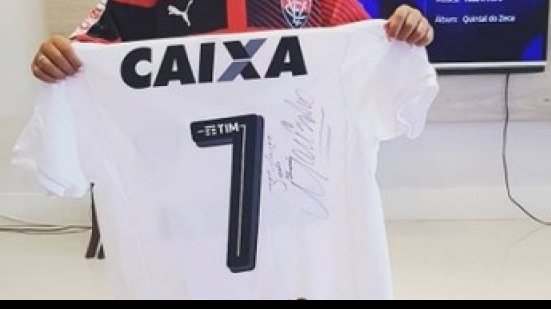 Imagem Solidariedade: Marinho presenteia filho de Kempes com camisa do Vitória