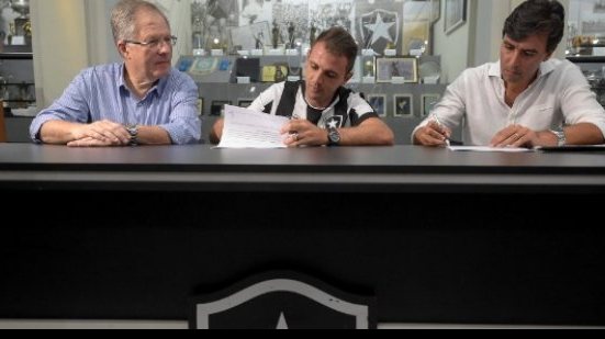 Imagem Botafogo fecha com Montillo e deve deixar briga por Marinho