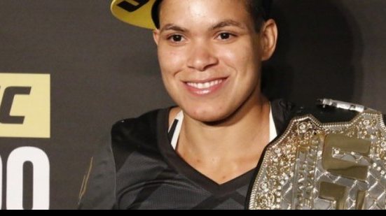 Imagem Amanda Nunes "pega ar" com brasileiros que torceram para Ronda