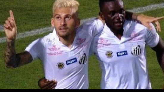 Imagem Vitória negocia com atacante camaronês que estava no Santos