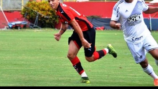 Imagem Argel barra saída de jovem lateral no Vitória