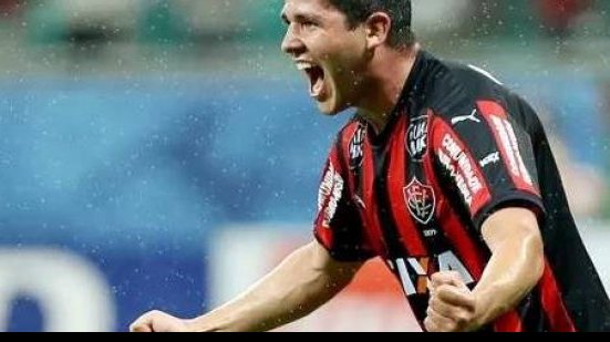 Imagem Dispensado pelo Vitória, lateral é indicado por Vágner Mancini e assina com a Chapecoense