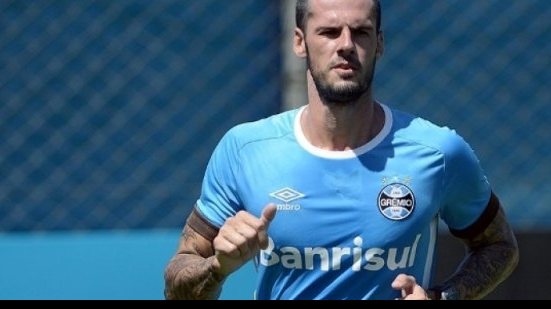 Imagem Zagueiro-artilheiro acerta com o Vitória para temporada 2017
