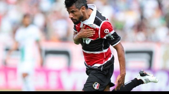 Imagem Grêmio negocia com Léo Moura