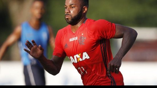 Imagem Flamengo não desiste de Fernandinho mas salário atrapalha negociação