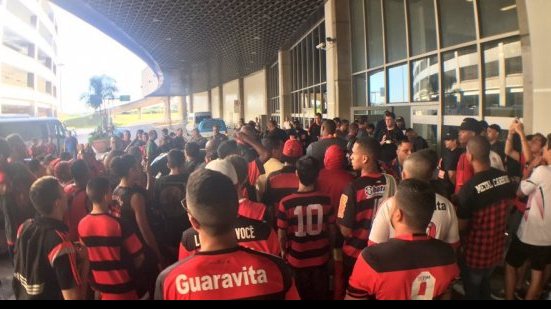 Imagem Reforço do Fla em 2017, Conca desembarca no Galeão
