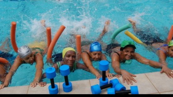 Imagem Aulas de natação são oferecidas de forma gratuita em piscina semiolímpica da Bahia