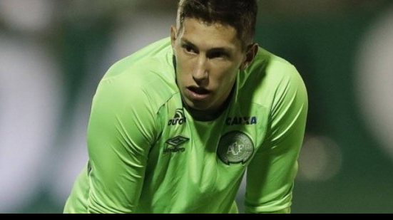 Imagem Goleiro da Chapecoense faz cirurgia de enxerto de pele