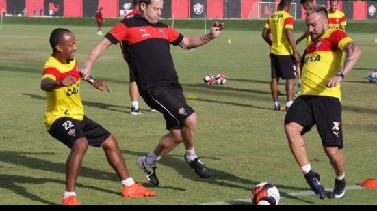 Imagem Vitória faz treino físico com participação de Argel