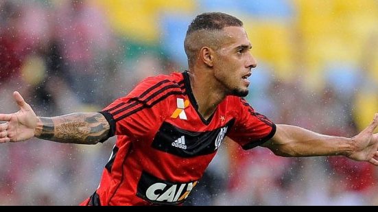 Imagem Vitória acerta contratação de atacante do Flamengo