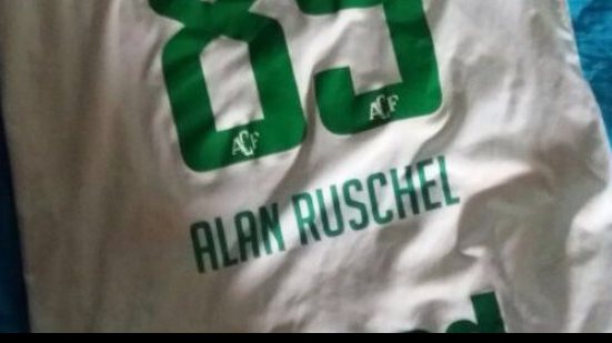 Imagem Camisa de Alan Ruschel é recuperada no local do acidente da Chape