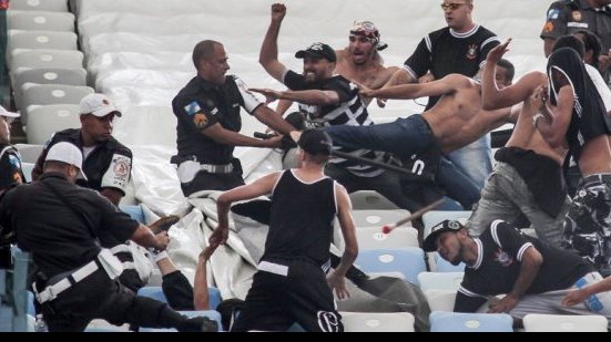 Imagem Juiz manda soltar torcedores do Corinthians, mas proíbe ida a jogos do time