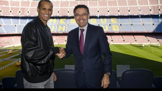 Imagem Aposentado, Rivaldo volta ao Barcelona para equipe de veteranos