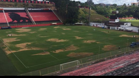 Imagem Por manchas no gramado, Vitória notifica empresa que presta manutenção no Barradão