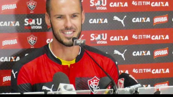 Imagem Fred é apresentado e comenta fama de zagueiro artilheiro