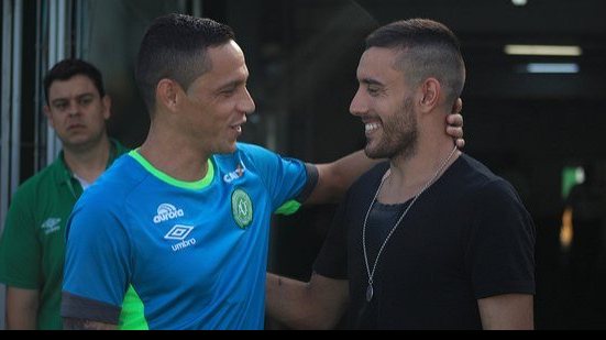 Imagem Alan Ruschel revê torcida da Chape na Arena Condá