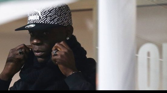 Imagem Balotelli é vítima de racismo em jogo na França