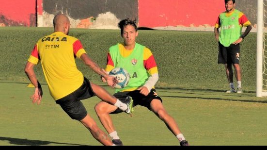 Imagem Lateral avisa que Vitória vai brigar por títulos em 2017
