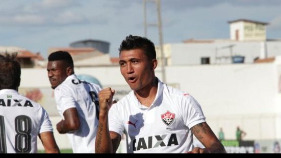 Imagem Com dois gols de Kieza, Vitória estreia com triunfo no Baianão 