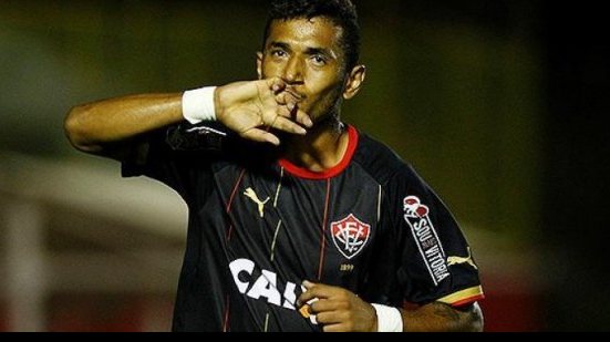 Imagem Descartado em 2016, ex-atacante do Vitória vira prioridade para novo treinador do São Paulo