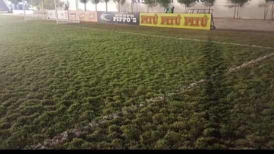 Imagem Além de buracos no gramado, Eliel Martins fica sem luz e atrasa jogo
