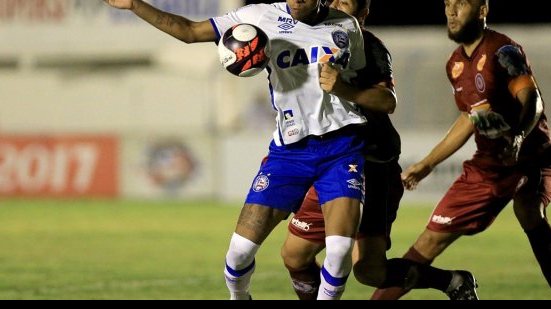 Imagem Jogadores do Bahia reclamam do campo: “Não sei como é que liberam um campo desse”