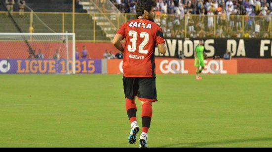 Imagem Com entorse no tornozelo, lateral desfalca o Vitória contra o Botafogo (PB)
