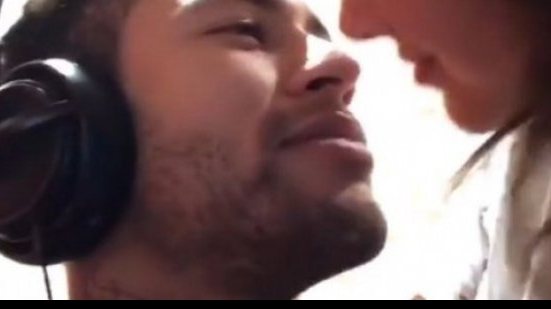 Imagem Neymar e Bruna Marquezine trocam carícias após vitória do Barça