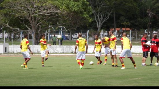 Imagem Em último treino, Argel testa opções, mas mantém dúvidas para escalar o Vitória