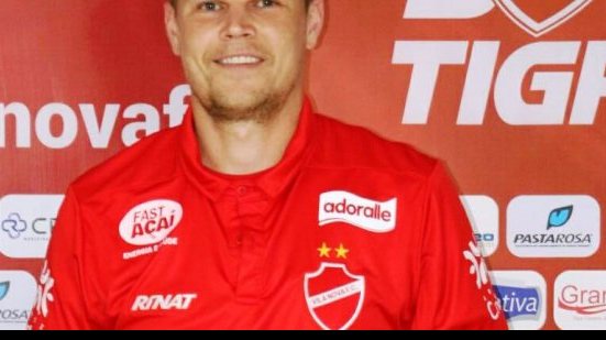 Imagem Voltando do futebol árabe, ex-zagueiro do Vitótria acerta com clube da Série B