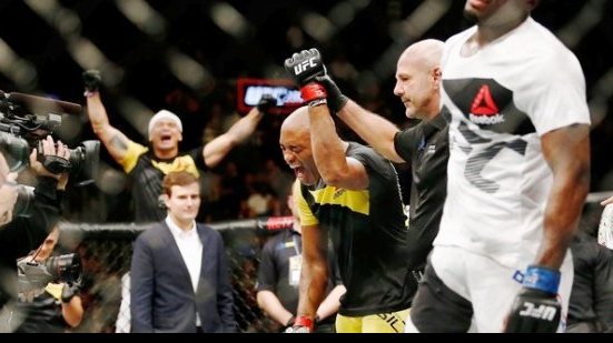 Imagem Anderson Silva muda estilo e volta a vencer no UFC
