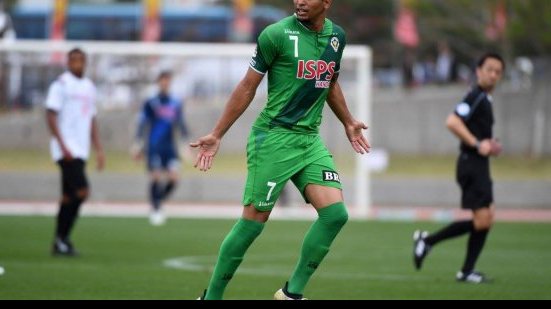 Imagem De olho em estreia no Japão, atacante revelado pelo Vitória elogia bom trabalho na pré-temporada