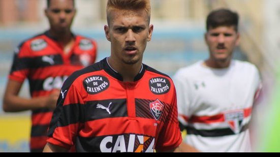 Imagem  Jovem da base do Vitória renova contrato com o Rubro-Negro