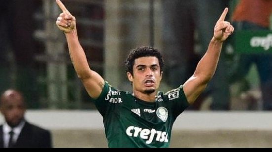 Imagem Vitória pode estar negociando com lateral do Palmeiras