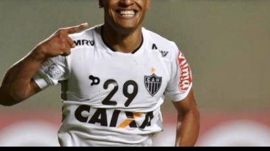 Imagem Lateral direito desembarca em Salvador para assinar com o Vitória