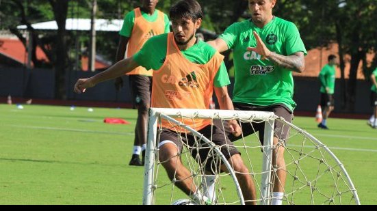 Imagem Após passagem pelo futebol baiano, meia revive expectativa de jogar clássico no Paraná