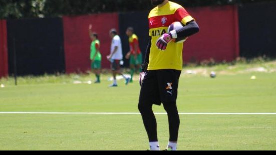 Imagem Goleiro do Vitória foca na partida contra o Bragantino pela Copa do Brasil 