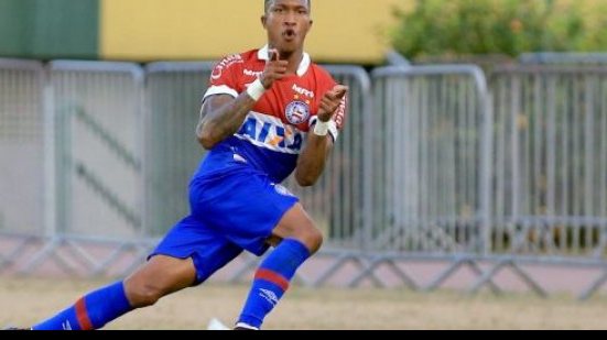 Imagem Após primeiro gol como profissional, Mário celebra volta por cima
