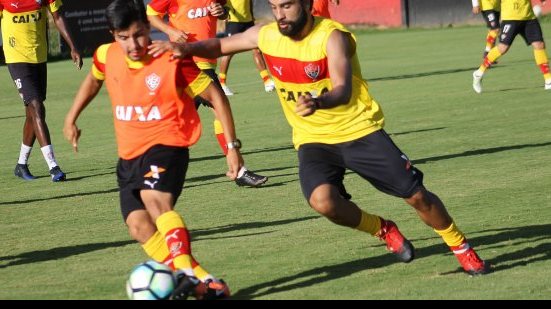 Imagem Com regenerativo para titulares e bola para reservas, Vitória se reapresenta