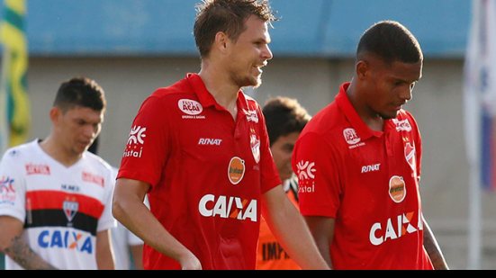 Imagem De volta ao futebol brasileiro, ex-zagueiro do Vitória avalia estreia pelo Vila Nova