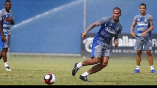 Imagem Ex-ídolo do Bahia sofre grave lesão e desfalca o Grêmio por seis meses