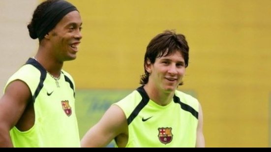 Imagem "Tenho que ensinar ele mais um pouquinho", afirma Ronaldinho sobre Messi